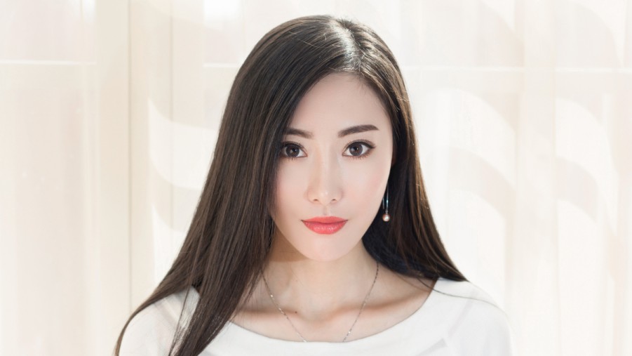 身处美丽灯海中而无暇观赏 泉州交警元宵守护赏灯者